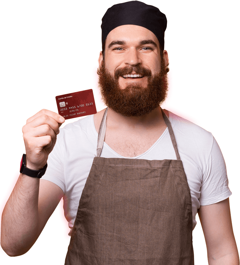 Empresário sorrindo com cartão de crédito na mão